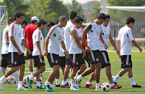 La Selección trotando durante el calentamiento (FOTO: MEXSPORT)