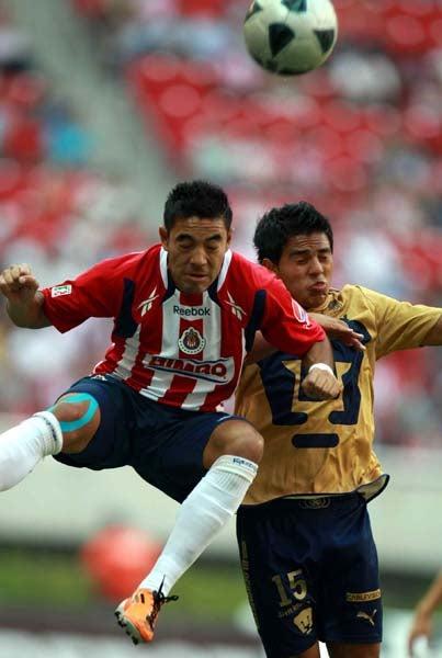 Marco Fabián y Javier Cortés disputan el esférico (FOTO: MEXSPORT)