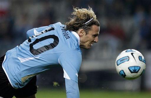 Los charrúas toman el control del partido. FOTO: AP