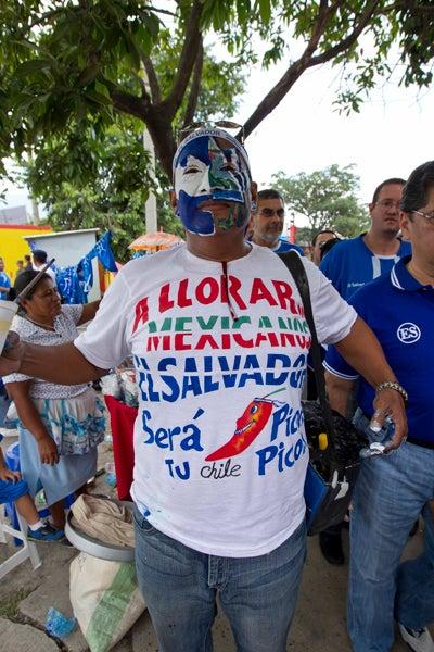 Playeras dedicadas al tricolor se pueden apreciar l CÉSAR VICUÑA
