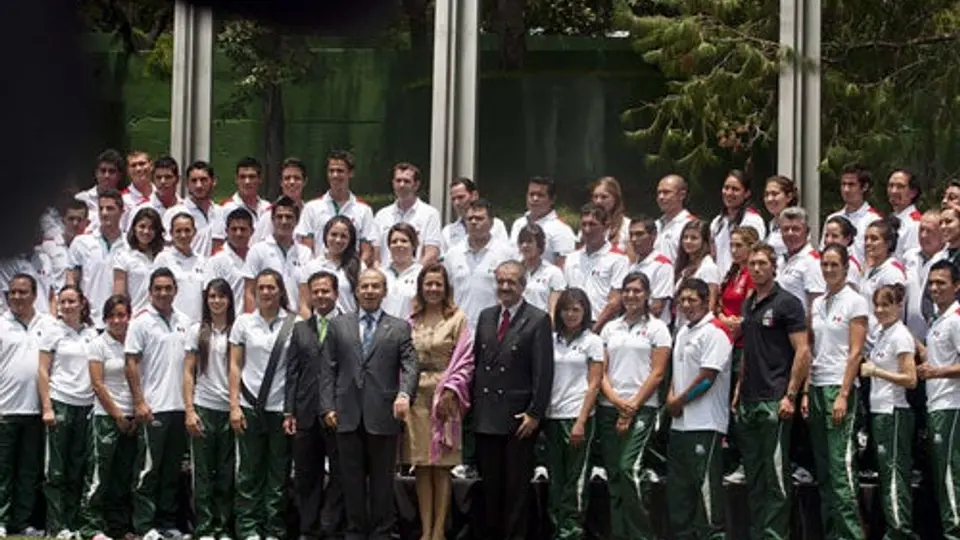Calderón abandera a la delegación mexicana