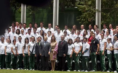 Calderón abandera a la delegación mexicana