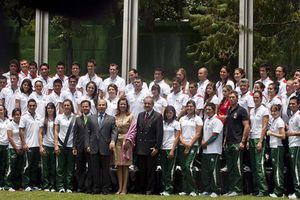 Calderón abandera a la delegación mexicana