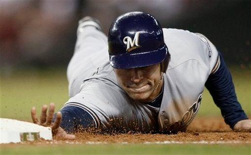 Los jugadores dejan todo en el diamante. FOTO: AP