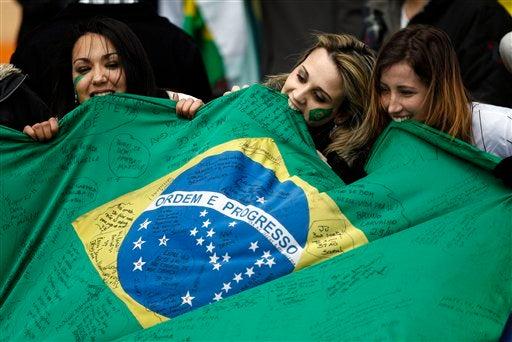 Bellezas brasileñas en la tribuna (FOTO: AP)