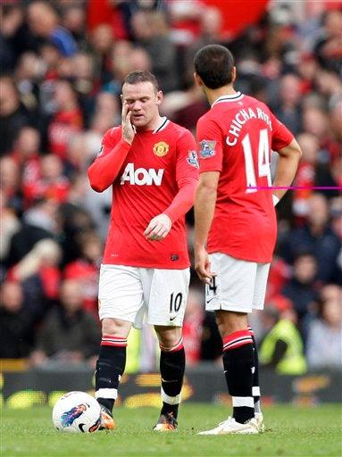 Rooney y Chicharito sin poder creer la humillación. FOTO: AP