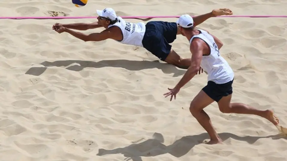 Campeones brasileños debutan con triunfo en voley de playa
