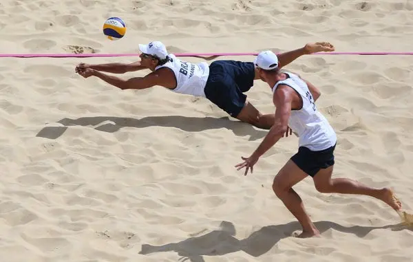 Campeones brasileños debutan con triunfo en voley de playa