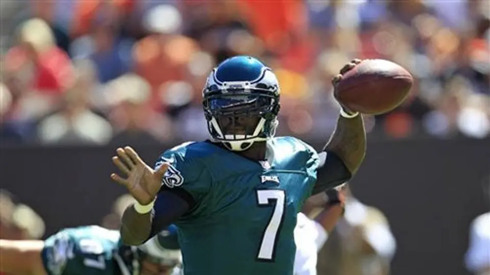 Águilas ganan pese a Michael Vick