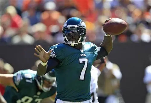 Águilas ganan pese a Michael Vick