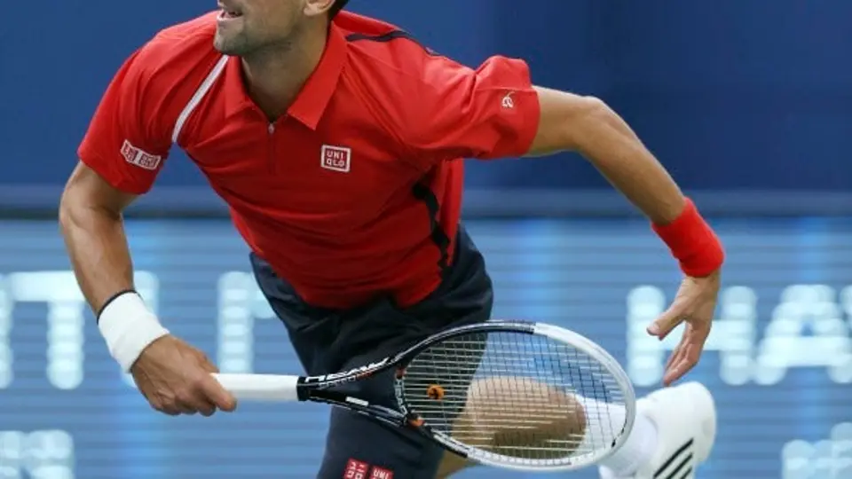 Federer y Djokovic avanzan sin problemas en Shanghai