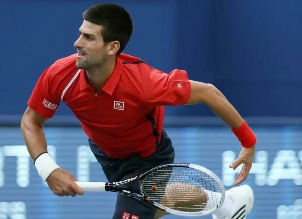 Federer y Djokovic avanzan sin problemas en Shanghai