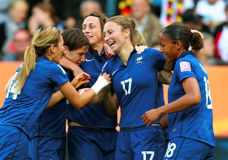 Con trabajo en equipo la selección francesa celebró sus cuatro tantos. FOTO: EFE