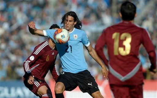 Cavani disputando el esférico con el venezolano Gabriel Cichero l AP
