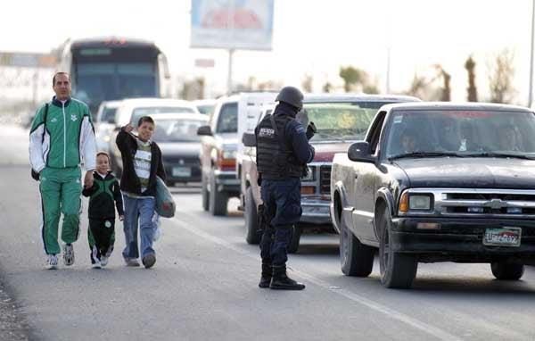 La Policía Federal vigiló todas las entradas al estadio. FOTO: MIGUEL PONTÓN