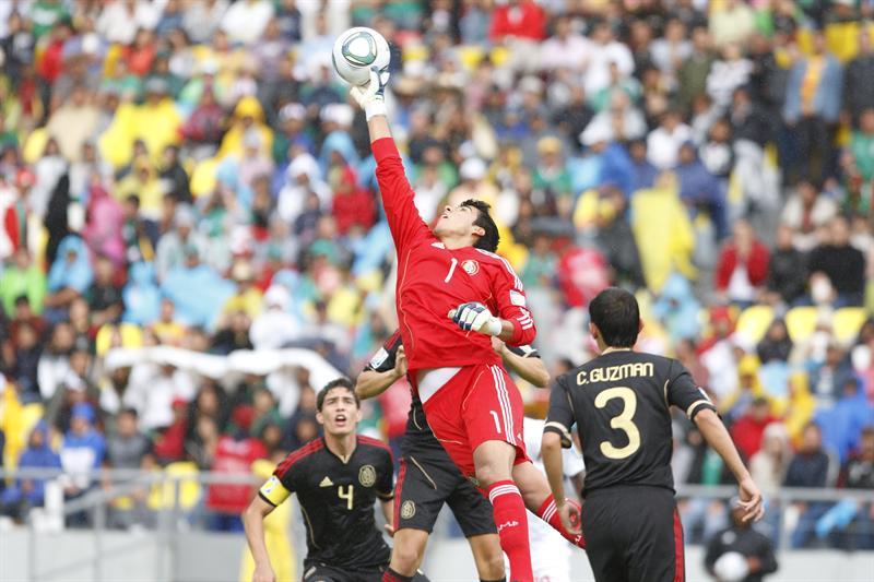Richard Sánchez rechaza el disparo en puerta tricolor. FOTO: EFE