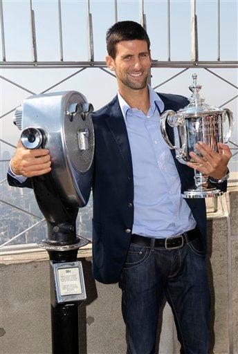 Djokovic disfruta la vista desde el  Empire State al lado de su trofeo. FOTO: AP