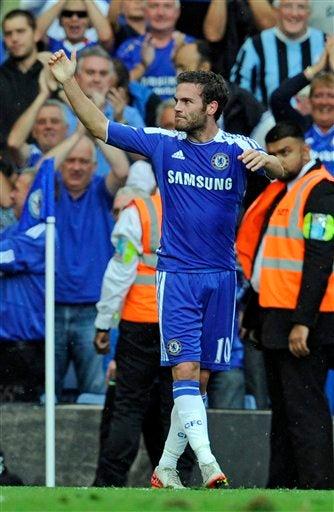 Mata se estrenó como goleador del equipo londinense. FOTO: AP