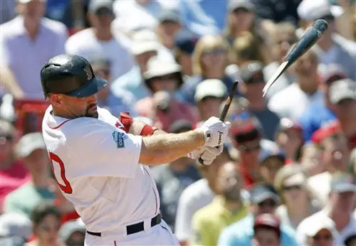 Boston despide a Youkilis con victoria