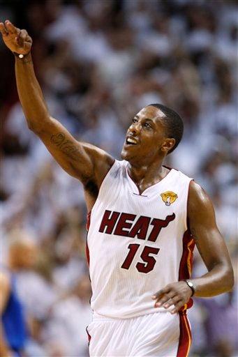 Dallas derrota 95-93 a Miami en un final cardíaco para poner la serie 1-1 en la Final de la NBA. FOTO: AP