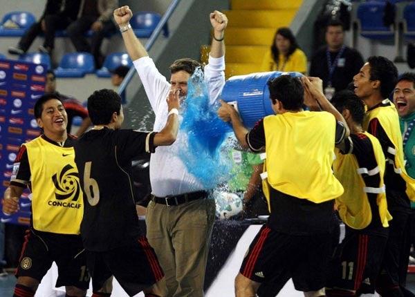 El técnico Ramón Raya festeja el triunfo y la clasificación al mundial de la especialidad  l MEXSPORT