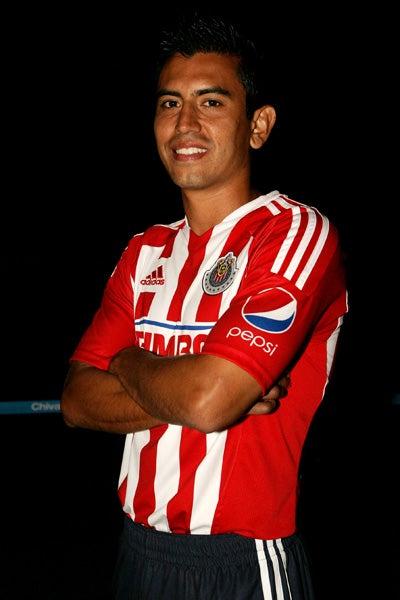 Alberto Medina mostró feliz la nueva equipación. FOTO: YOLANDA ESCOBAR