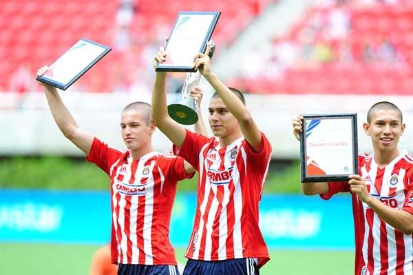 Tostado, Fierro y Casillas fueron reconocidos por la directiva. FOTO: SAÚL MOLINA