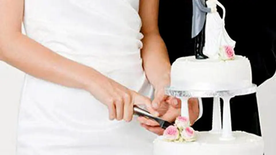 Para celebrar disparó al aire y mató al novio ¡en plena boda!