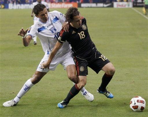 Andrés Guardado y Mauricio Sabillon disputan el esférico. FOTO: AP
