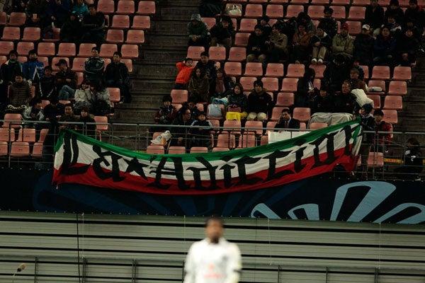 La Adicción puso la bandera que los representa en las tribunas. FOTO: DANIEL GÁMEZ
