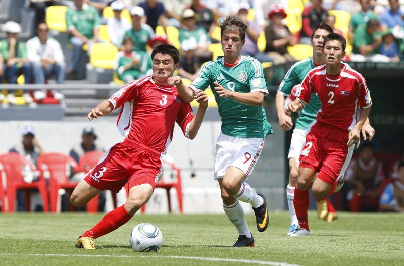 Carlos Fierro y Choe Chol Ryong en el partido inaugural del Mundial Sub-17. FOTO: EFE