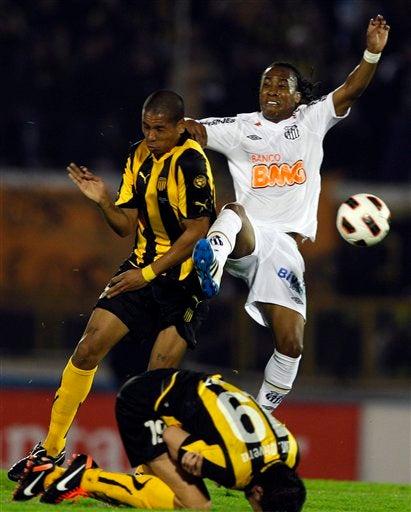 Andres Freitas del Peñarol de Uruguay y Arouca del Santos de Brasil. FOTO: AP