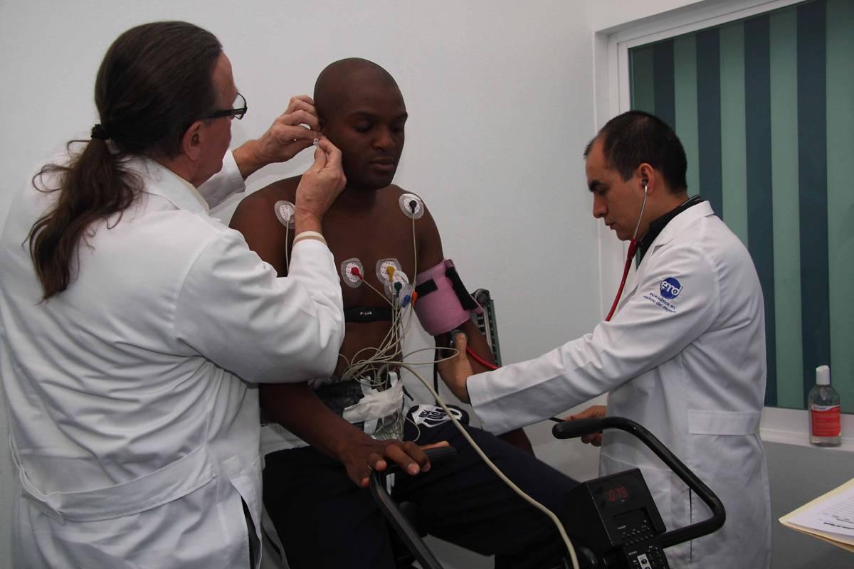 Aquivaldo Mosquera también se realizó los exámenes médicos. FOTO: ESTEBAN LÓPEZ