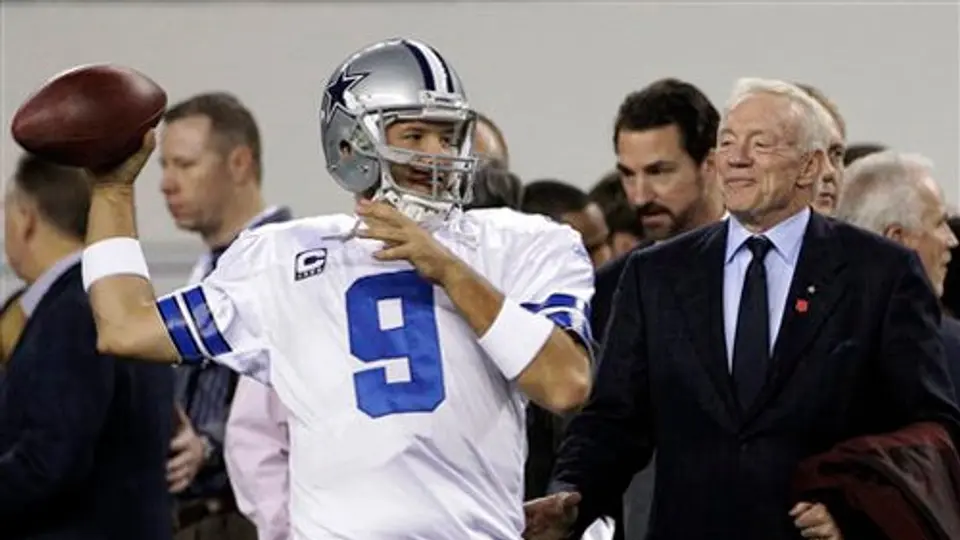 Romo entrenó con protección en la mano