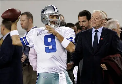 Romo entrenó con protección en la mano