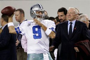 Romo entrenó con protección en la mano