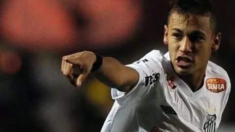 A Neymar le gustaría tener a Messi en Santos