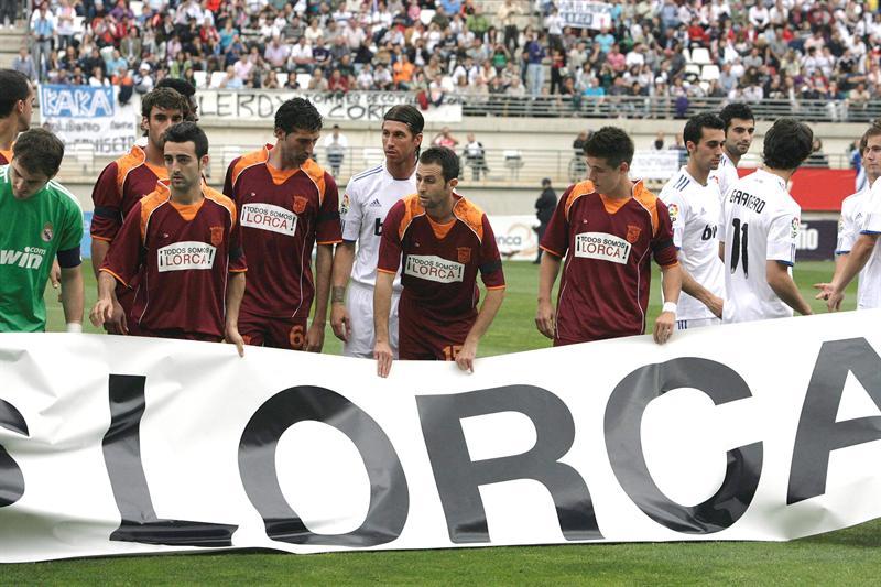 Al inicio del partido los jugadores mostraron una pancarta de apoyo. FOTO: EFE