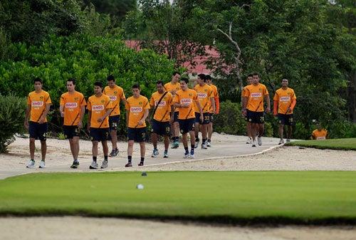 Los jugadores se dirigen al campo de golf | DANIEL GÁMEZ
