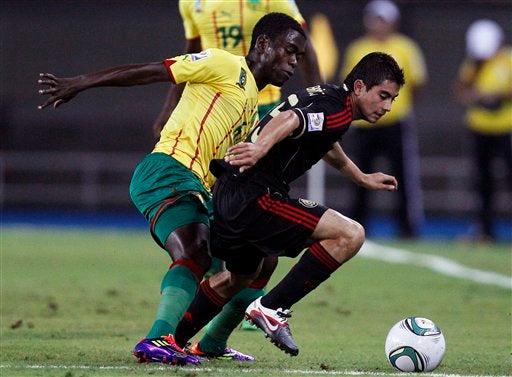 Cesar Ibanez disputa el esférico. FOTO: AP