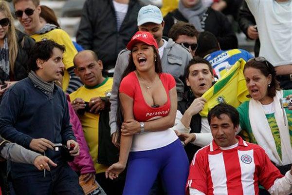 Larissa no deja de apoyar a su selección. FOTO: AP