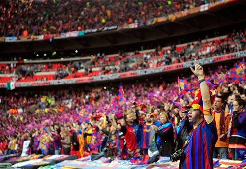 La tribuna completamente a la inquieta a la espera del silbatazo inicial.