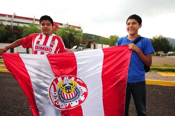 También los colores de las Chivas alegraron el estadio Morelos. FOTO: SAÚL MOLINA