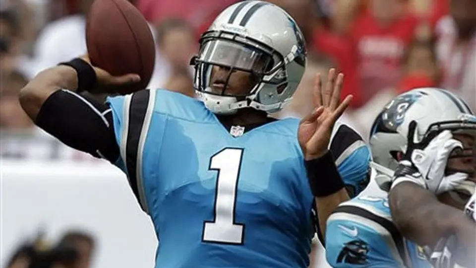 Cam Newton no pudo con Bucaneros