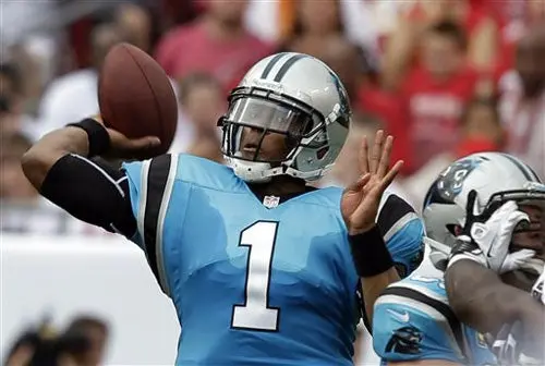 Cam Newton no pudo con Bucaneros