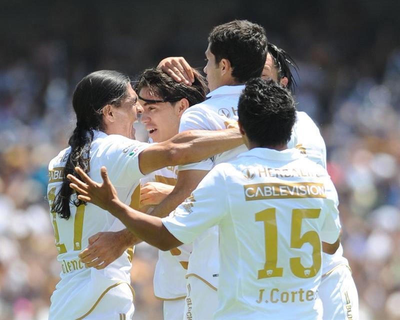 Efraín Velande marca el gol a favor de Pumas al minuto 6 (FOTO: EFE)