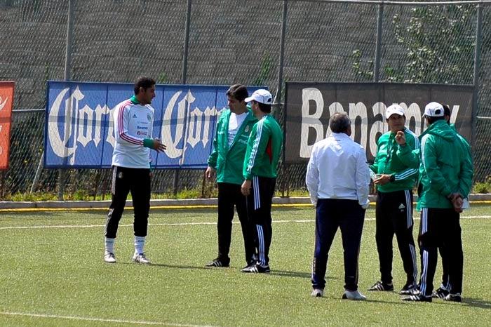 Jesús Corona conversa con el cuerpo técnico. FOTO: CIRO GUTIÉRREZ