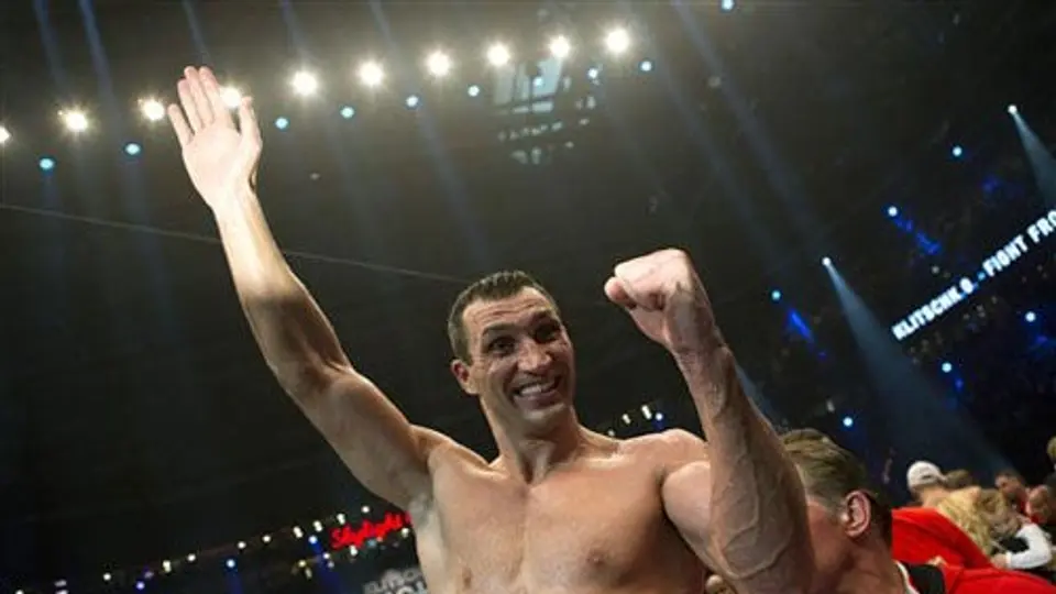 Klitschko retiene sus títulos ante Wach