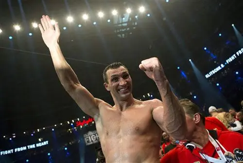 Klitschko retiene sus títulos ante Wach