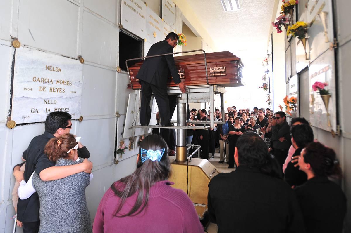 Familiares y amigos despidieron al símbolo celeste. FOTO: MIGUEL PONTÓN